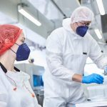 Schutzkleidung Labor Overall Schutzanzug Einwegoverall Schutzmaske Atemschutzmaske Maske FFP2 Kopfhauben Haarnetz PSA